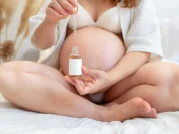 Kobieta w ciąży używa kosmetyków